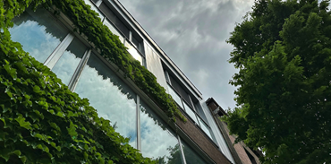 How does sustainable architecture help the environment?