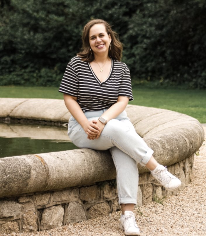 A Picture of Vitória smiling.