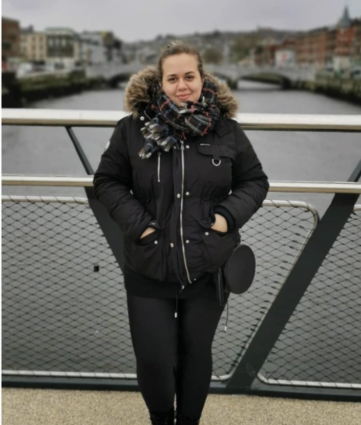 A Picture of Vitória smiling.